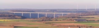 Die Kochertalbrücke, über die die A6 im Kreis Schwäbisch-Hall führt, gilt als die höchste Talbrücke Deutschlands.