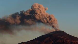 Vulkan Ätna zeigt Rauchwolken in Italien