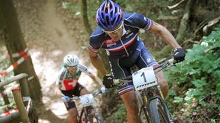 Mountainbiker kämpfen sich einen Berg hoch