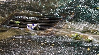 Gullideckel läuft mit Wasser voll