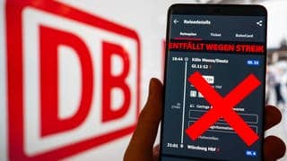 Im Hintergrund ist ein Zug zu sehen, im Vordergrund die Bahn-App mit dem Hinweis, dass der Zug wegen Streik ausfällt. Die GDL hat zum Bahnstreik aufgerufen. Im SWR3-Interview schildert ein Lokführer aus Köln exemplarisch seine Situation