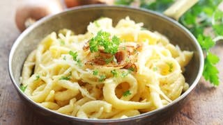 Ein Teller mit Spätzle und Zwiebeln