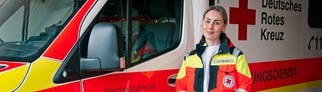 Anne Mendoza steht vor einem Krankenwagen. Sie ist Notfallsanitäterin und Leiterin der Rettungswache in Nieder-Olm, in der Nähe von Mainz. Seit sie 18 ist, fährt sie Rettungseinsätze.Sie sagt, Gewalt gegen Rettungskräfte kennt jede Einsatzkraft.