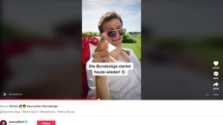 Screenshot eines Videos auf Thomas Müllers Tiktok-Kanal. Müller sitzt im Liegestuhl auf einer Wiese und trinkt einen Cocktail.