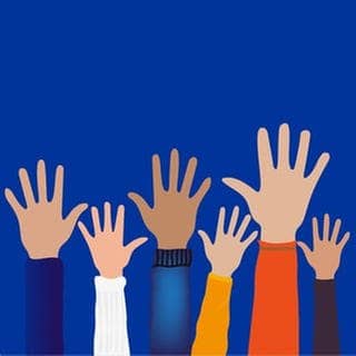 Viele Hände vor blauem Hintergrund, die für die Menschen in Europa stehen, die wählen gehen