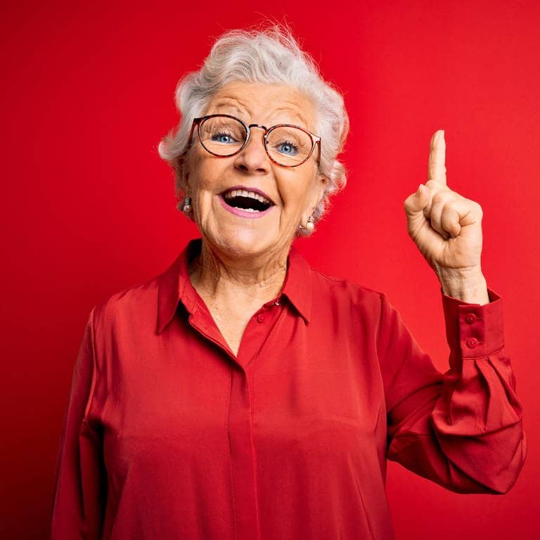 Coole Oma hebt lächelnd den Finger. Symbolbild für den Generator mit klugen Weisheiten von Großeltern.