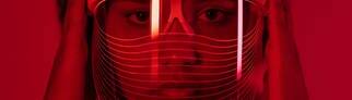 Eine LED-Maske, die durch rotes Licht kosmetische oder medizinische Effekte erzielen soll