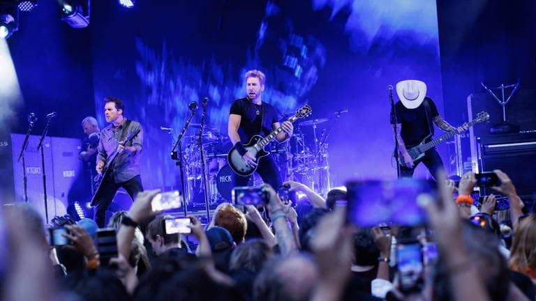 Die Band Nickelback bei einem Konzert. Symbolbild für die Studie, die sich damit beschäftigt, warum das die meistgehasste Band weltweit ist.