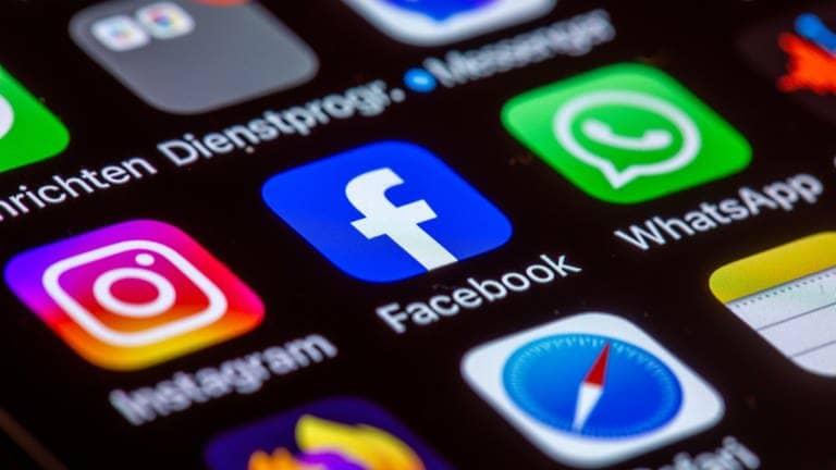 Die Apps Facebook, Instagram und WhatsApp auf einem Handy. Sie gehören alle zu Meta.