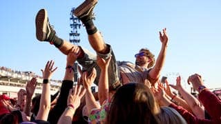 Festival-Besucher beim Stagediving bei Rock am Ring 2024