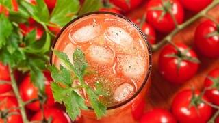 Ein Glas Tomatensaft mit Eiswürfel und einer Selleriestange als Dekoration. | Symbolbild