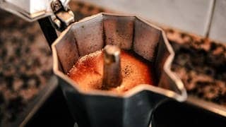 Frisch gebrühter Espresso in einer Bialetti.