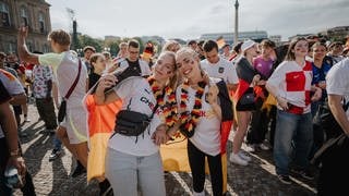 Zwei junge weibliche Fans mit Deutschland-Trikot beim Public Viewing auf dem Schlossplatz in Stuttgart.