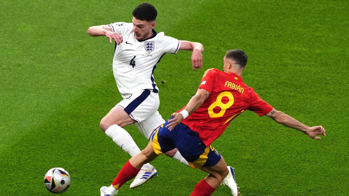 EM-Finale: Spanien gegen England. Bild von zwei Spielern, die um den Ball kämpfen.