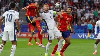 EM-Finale: Spanien gegen England. Bild von zwei Spielern, die um den Ball kämpfen.