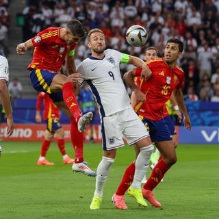 EM-Finale: Spanien gegen England. Bild von zwei Spielern, die um den Ball kämpfen.