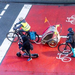Fahrradanhänger für Kinder im Straßenverkehr – bei Stiftung Warentest sind alle Modelle durchgefallen.
