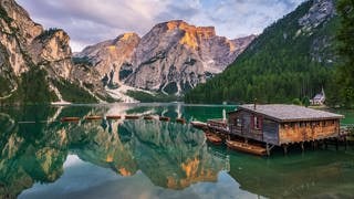 Der Pragser Wildsee in den Dolomiten. Ein beliebtes Ziel für einen Urlaub in Südtirol.