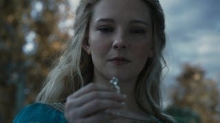 Die Ringe der Macht Staffel 2 | Galadriel mit einem Ring in der Hand