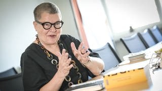 Kathrin Kunkel-Razum, die Chefredakteurin des Dudens, spricht bei einem Interview mit der dpa zum neuen Duden. In Auflage 24. sind einige Wörter neu aufgenommen, andere wurden gestrichen. Bild im Artikel für ein Quiz zum Duden.