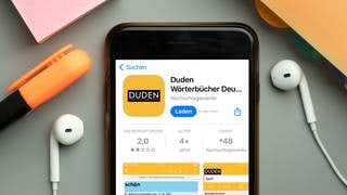 Das Wörterbuch Duden in digitaler Form als App auf einem Smartphone. Symbolbild fürs Duden-Quiz: Welche Wörter wurden neu aufgenommen, welche gestrichen?