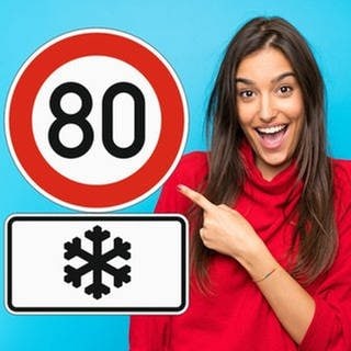 Frau zeigt lachend auf Verkehrszeichen mit Schneeflocke und Tempo 80. Gilt das Schild nur im Winter?