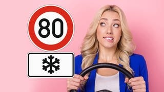 Frau mit Lenkrad in der Hand schaut fragend auf Verkehrszeichen mit Schneeflocke und Tempo 80. Gilt das Schild nur im Winter?