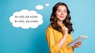 Junge Frau hält denkend einen Stift ans Kinn und einen Schreib-Block in der Hand. Symbolbild für einen Artikel zum Thema Komma und Sätze, deren Bedeutung sich verändert, wenn man die Kommata verschiebt.