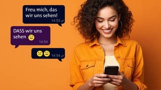 Eine junge Frau schaut auf ihr Handy, das sie in den Händen hält. Man sieht die Chat-Nachrichten, in denen dass und das verwechselt wird. Symbolbild für Regeln und Beispiele in der deutschen Rechtschreibung, die helfen um zu entscheiden, mit welchem S Wörter geschrieben werden.