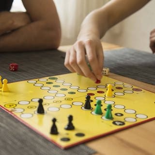 110 Jahre ist der Brettspiel-Klassiker „Mensch ärgere dich nicht“ alt, hier sieht man das Spielfeld mit Figuren und Würfeln. Aber eine Spielregel kennt kaum jemand.