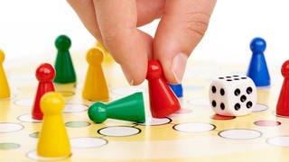 110 Jahre ist der Brettspiel-Klassiker „Mensch ärgere dich nicht“ alt, hier sieht man das Spielfeld mit Figuren und Würfeln. Aber eine Spielregel kennt kaum jemand.