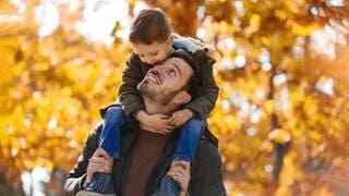 Vater und Sohn hatten die Idee, im Herbst einen Spaziergang zu machen und danach Brettspiele zu spielen.