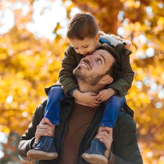 Vater und Sohn hatten die Idee, im Herbst einen Spaziergang zu machen und danach Brettspiele zu spielen.