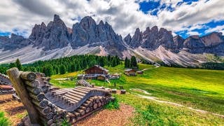 Liegestuhl in Berglandschaft in den Dolomiten. Symbolbild für Gewinnspiel, Gutschein gewinnen für einen Urlaub in Südtirol.