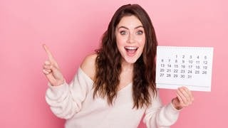 Junge Frau mit Kalender in der Hand. Symbolbild für Brückentage und Feiertage in 2025 – clever den Urlaub planen!