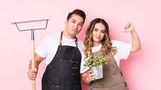 Junger Mann und junge Frau mit Rechen und Blumen in der Hand. Symbolbild für ein Quiz mit lustigen Umschreibungen für verschiedenen Berufe.