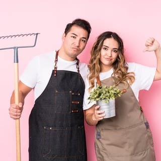 Junger Mann und junge Frau mit Rechen und Blumen in der Hand. Symbolbild für ein Quiz mit lustigen Umschreibungen für verschiedenen Berufe.