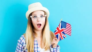 Junge Frau schaut fragend, in der Hand hält sie eine England-Flagge. Symbolbild für 30 deutsche Redewendungen – sinnfrei, aber lustig übersetzt.