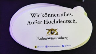 Aufkleber mit Werbeslogan des Landes Baden-Württemberg. Wir können alles, außer Hochdeutsch. Symbolbild für Artikel zum Thema: Warum wir Dialekt sprechen, aber selten schreiben.