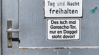 Schild mit Schwäbischer Aufschrift. Symbolbild für Artikel zum Thema: Warum wir Dialekt sprechen, aber selten schreiben.