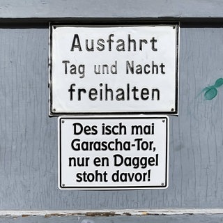 Schild mit Schwäbischer Aufschrift. Symbolbild für Artikel zum Thema: Warum wir Dialekt sprechen, aber selten schreiben.