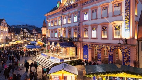 Das Gengenbacher Rathaus als großer Adventskalender. Jeden Tag wird ein Fenster geöffnet. Davor ist der Adventsmarkt.