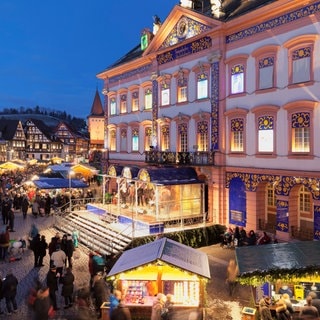 Das Gengenbacher Rathaus als großer Adventskalender. Jeden Tag wird ein Fenster geöffnet. Davor ist der Adventsmarkt.