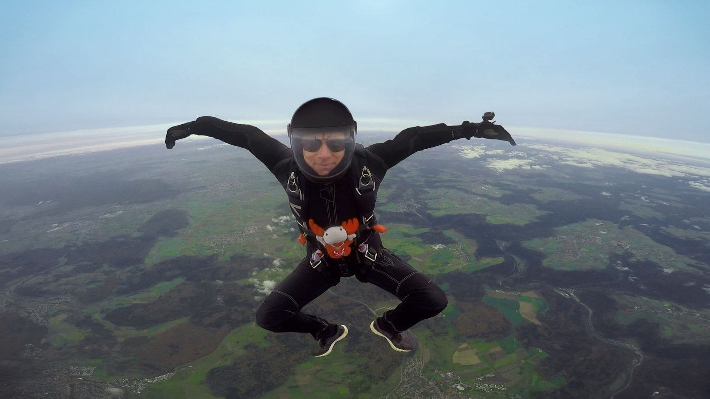 Ist das der schnellste Elch der Welt? Der SWR3 Elch probiert sich im Speed-Skydiving aus!