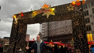 Giovanni vor dem Weihnachtsmarkt am Kölner Dom. Tipps um sich vor Diebstahl und Taschendieben auf dem Weihnachtsmarkt zu schützen