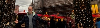 Giovanni vor dem Weihnachtsmarkt am Kölner Dom. Tipps um sich vor Diebstahl und Taschendieben auf dem Weihnachtsmarkt zu schützen