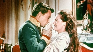 Szenenbild des Weihnachstfilm-Klassiker Sissi: Franz Josef (Karlheinz Böhm) und Sissi (Romy Schneider) halten sich an den Händen.