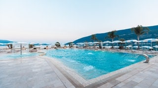 SWR3 Gewinnspiel: Gewinnerhotel in Montenegro. Blick auf Pool und Berge in Herceg Novi, Montenegro.