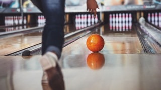 Weihnachtsfeier im Bowlingcenter. Symbolbild für Gerichtsurteile: Was darf ich auf einer Weihnachtsfeier tun und was nicht. 