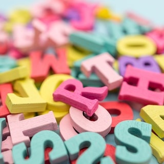 Viele bunte Buchstaben. Symbolbild für Wörter aus anderen Sprachen der Welt, die im Deutschen fehlen.